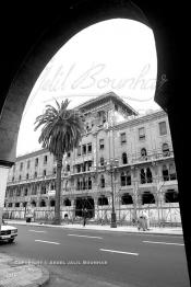 Image du Maroc Professionnelle de  Le boulevard Mohammed V (ex la gare). A droite le marché central de Casablanca figé depuis les années 30, il dispose de 3 entrées faisant face à l'hôtel Lincoln (immeuble Bossonneau) un des premiers bâtiment de 4 niveaux du boulevard de la gare (actuel boulevard Mohammed V) est abandonné aux intempéries depuis plusieurs années, un échafaudage est en cours d'installation contre la façade. Petit à petit L’hôtel Lincoln quitte ce monde. Construit par des matériaux poreux et sans étanchéité au début du 20e siècle. Déjà en 1989 suite aux accidents qui ont causé des morts et plusieurs blessés, le bâtiment a été vidé avec cessation de toute activités des commerces et cafés. Dimanche 11 Février 2007. (Photo / Abdeljalil Bounhar)